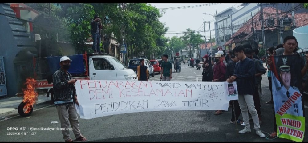 Kantor Dindik Jatim Di Demo Tuntut Wahid Wahyudi Mundur Dari Jabatan Dan Minta Maaf Ke Publik, Orator Sentil Gubernur Khofifah
