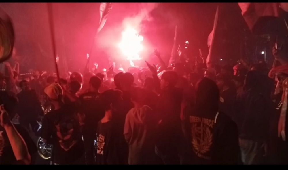 Ribuan Bonek-Bonita Penuhi Jalan Protokol Surabaya Dalam Anniversary Persebaya Surabaya Ke-96 Tahun