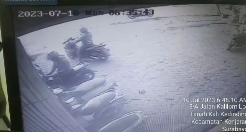 Dalam Hitungan Detik, Pelaku Berhasil Menggondol Kendaraan Yang Terparkir Di Halaman Indomaret Kedung Cowek Surabaya