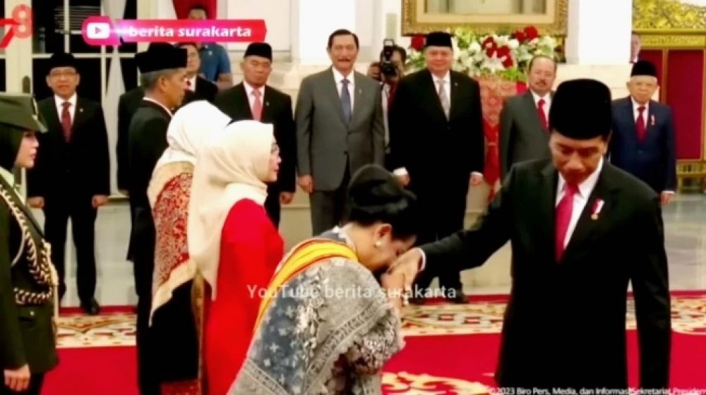 Momen Presiden Jokowi Salah Tingkah Usai Berikan Penghargaan Adipradana Ke Ibu Negara Iriana