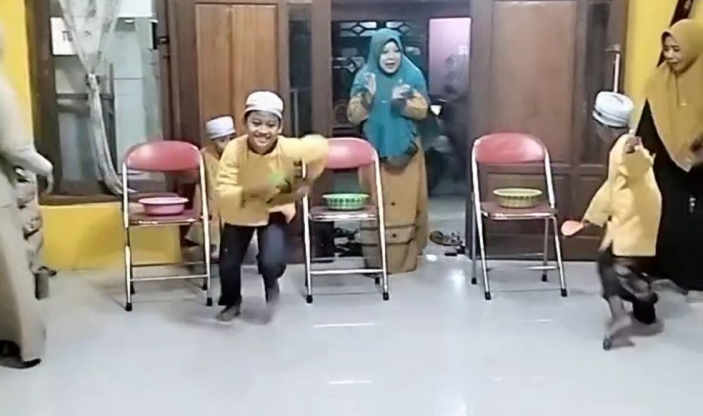 Momentum Jum'at Berkah, Berikan Hadiah Lomba Agustusan Untuk Anak Yatim/Piatu