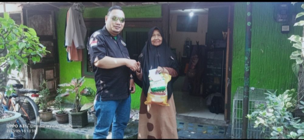 Jum'at Berkah, Santuni Yatim Dan Berbagi Beras Kepada Janda Seniman Kaum Marjinal Surabaya