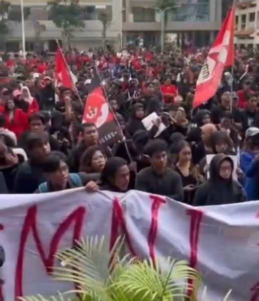 Berkumpul Di Untag Surabaya, Mahasiswa Di Jatim Lakukan Aksi Damai Selamatkan Demokrasi Tolak Politik Dinasti