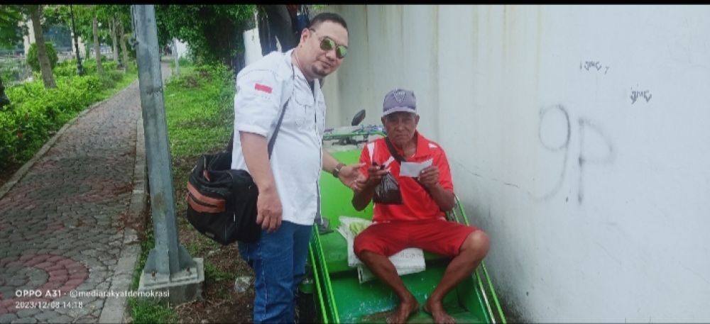 Jum'at Berkah Berbagi Kepada Para Tukang Becak : Wajah Sumringah Dan Banjir Untaian Do'a