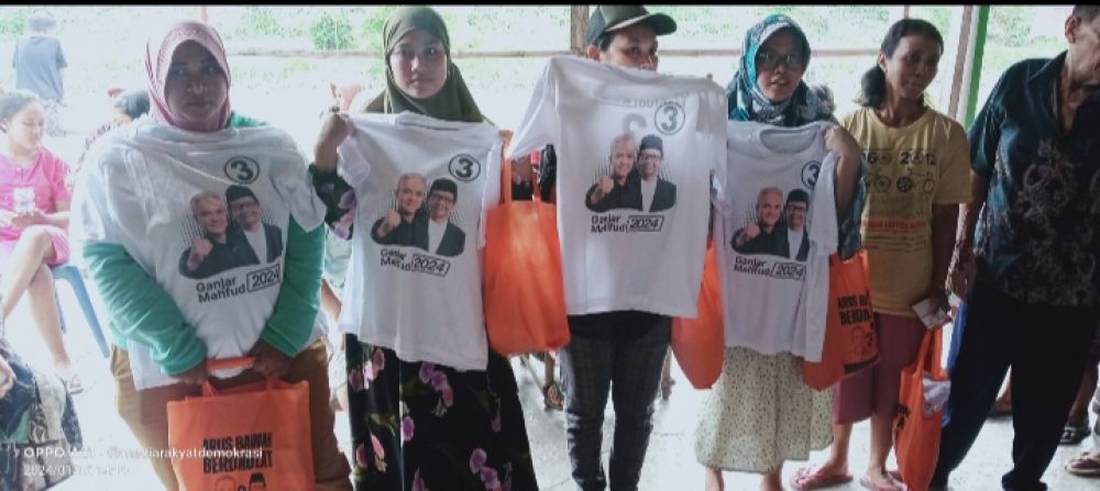 Sosialisasikan Program Ganjar-Mahfud, Relawan Arus Bawah Berdaulat Bagikan Sembako Ke Warga Stren Kali Jagir Surabaya