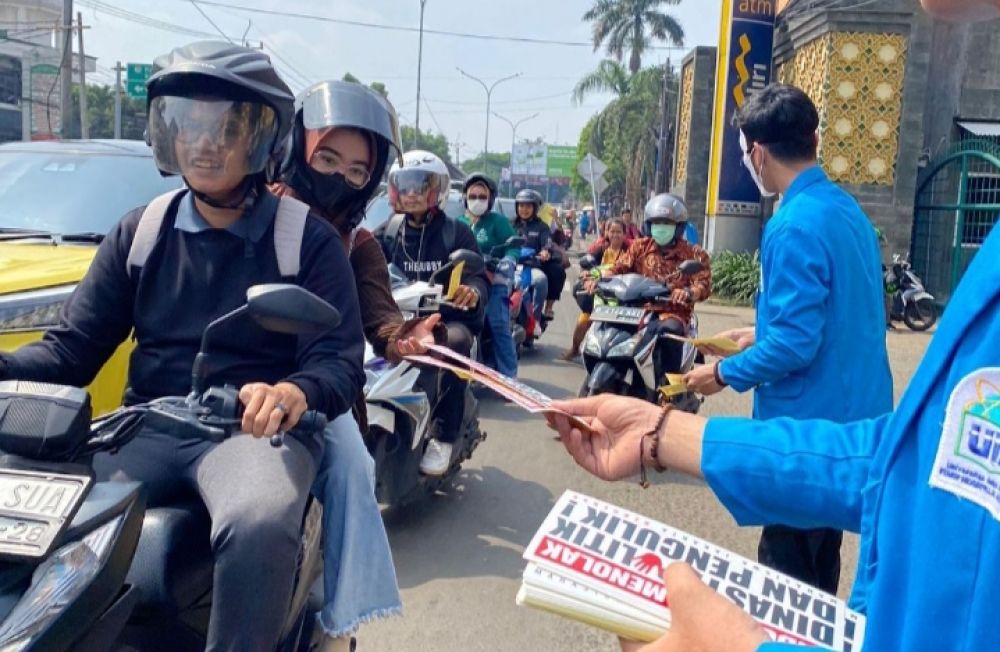 Ratusan Mahasiswa UIN Syarif Hidayatullah Bagikan Selebaran Di Depan Kampus, Isinya Ajakan Menolak Capres Punya Masalalu Kelam Dan Politik Dinasti