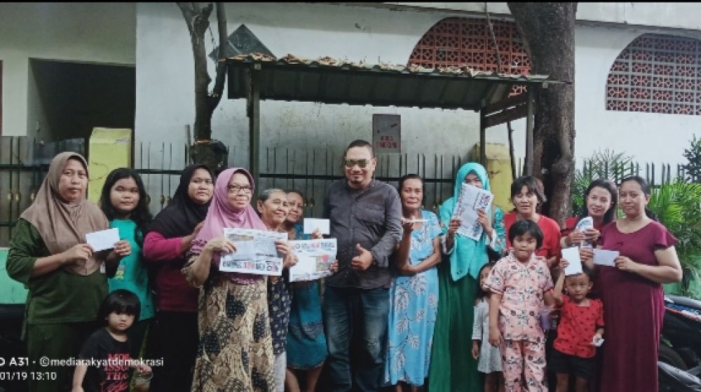 Jum'at Berkah Berbagi Kegemberiaan Kepada Emak-Emak Kampung Tambak Segaran Surabaya
