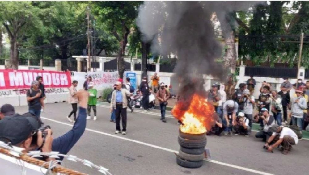 Demo Pemilu Curang Di Depan Kantor KPU, Baru Mulai Sudah Bakar Ban