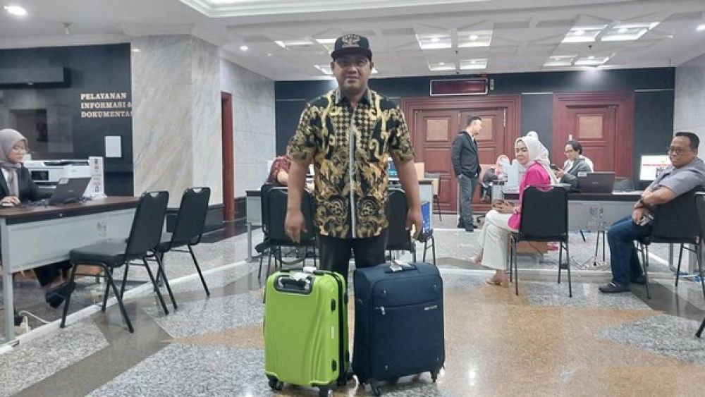 Caleg PAN Gugat Crazy Rich Surabaya, Bawa 2 Koper Bukti Ke MK