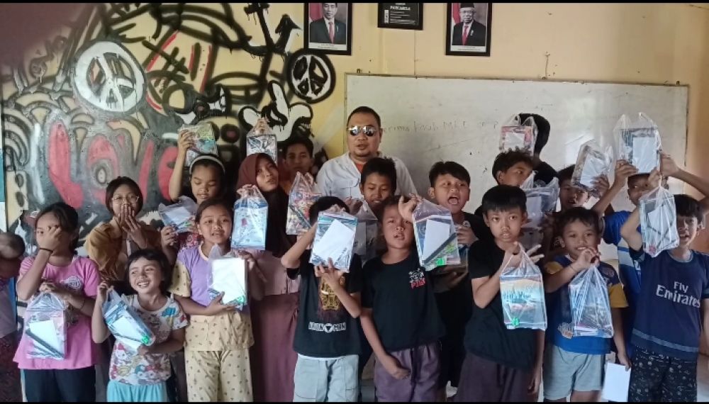 Jum'at Berkah Berbagi Alat Tulis Sekolah Kepada Puluhan Anak Warga Stren Kali Jagir Surabaya