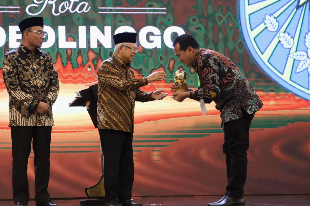 Mudahkan Akses Layanan Kesehatan, Pj Walikota Probolinggo Diganjar UHC Award Kategori Utama Dari Wapres RI