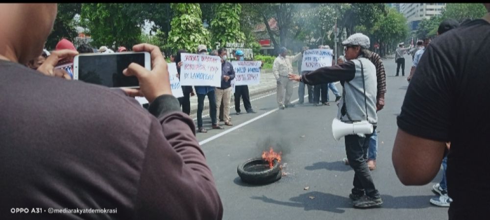 Ratusan Massa Geruduk Gedung Grahadi Surabaya, Tuntut Pemberantasan Korupsi Di Kabupaten Lamongan