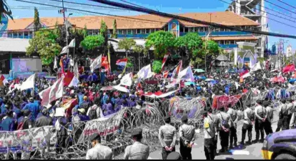 Demo Di Depan Kantor DPRD Jatim Kawal Putusan MK Sempat Ricuh Yang Ditandai Aksi Saling Lempar Botol
