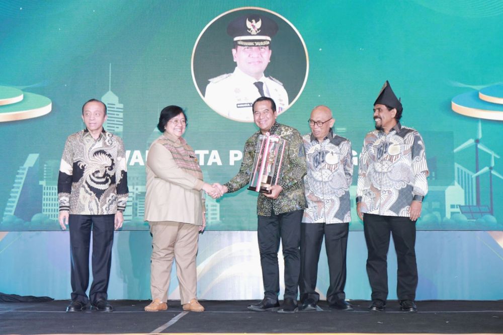 Berprestasi! Pj Walikota Probolinggo Nurkholis Terima Penghargaan Peringkat Pertama Dalam Ajang Bergengsi Green Leadership Nirwasita Tantra 2023