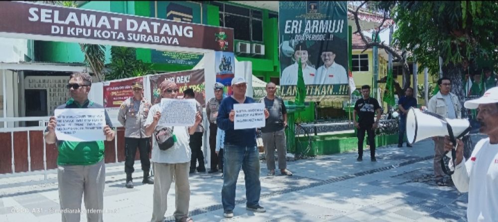 Massa Atasnamakan PAGAK Demo Kantor KPUD Surabaya, Singgung Penerima Dana Hibah Rp20Miliar Yang Kini Jadi Ketua Timses Er-Ji
