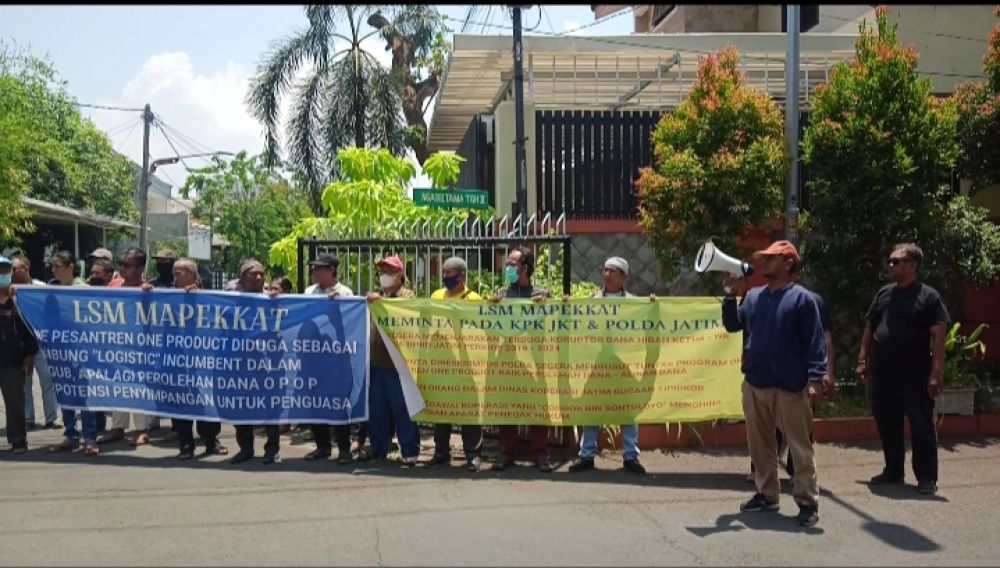 Merembet! Dinkop Jatim Dianggap Pekerjakan Pegawai 'Congok Dan Sontoloyo' Hingga Kediaman Waket DPRD Yang Juga Ortu Kadinkop Didemo LSM