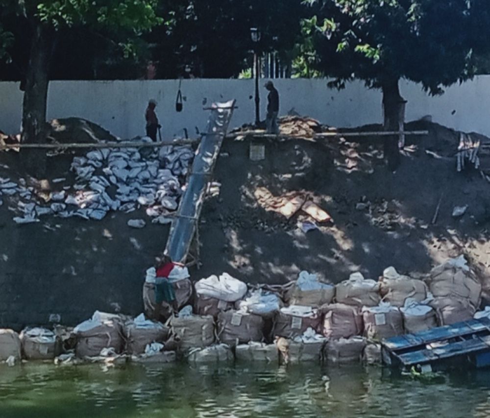 Proyek Lindung Tebing Kali Jagir Surabaya Diduga Kesampingkan Deadline Waktu Dan K3, LSM GARAD Bakal Demo Kantor Perwakilan PT Jasa Tirta 1 Surabaya