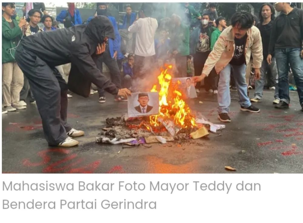 Demo Mahasiswa 'Indonesia Gelap' Diwarnai Kericuhan, Di Jakarta Bakar Foto Mayor Teddy Di Jatim Telpon Mayor Teddy Ditolak