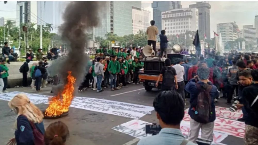 Ribuan Mahasiswa Demo 'Indonesia Gelap' Berkumpul Di Patung Kuda : Kritik Kok Dibilang Ndasmu!