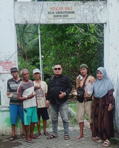 Giat Sosial Rutinan Jum'at Berkah : Berbagi Nasi Bungkus Kepada Pedagang Kembang, Buruh Petshop Hingga Pembersih Makam