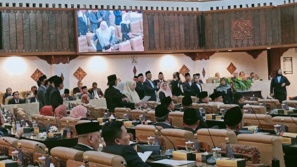 Didepan Gubernur Khofifah, Anggota DPRD Interupsi Saat Paripurna Desak Bentuk Pansus Bank Jatim