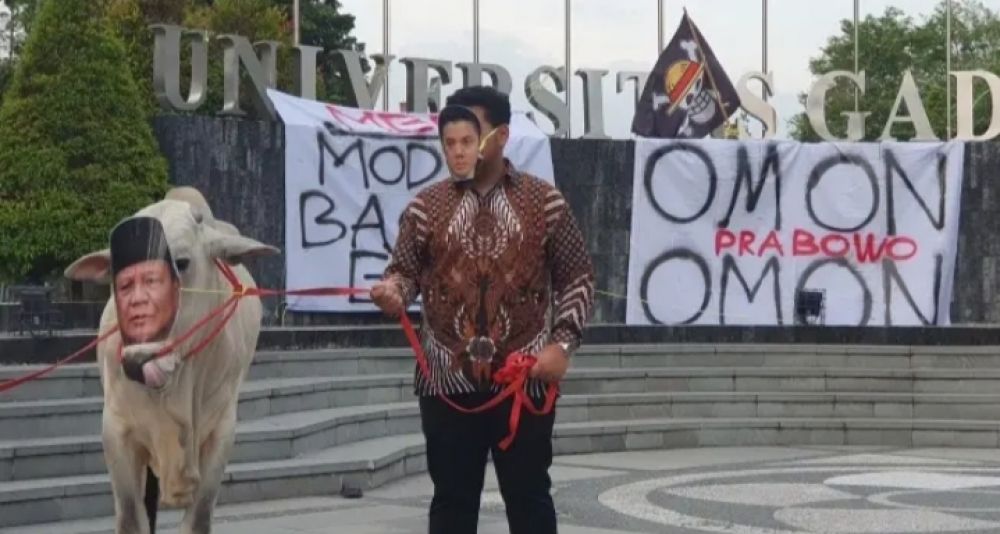 Kritik Program MBG Hingga Pidato Presiden Pada Sidang PBB Ke80, BEM UGM Tarik Sapi Gambar Prabowo Pada Saat Aksi Simbolik