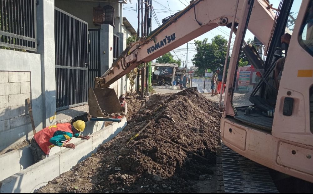 Pelaksana Proyek Pembangunan Jl Mangga Desa Wage Kabupaten Sidoarjo, Diduga Ada Beking Dan Benturkan Sesama Awak Media