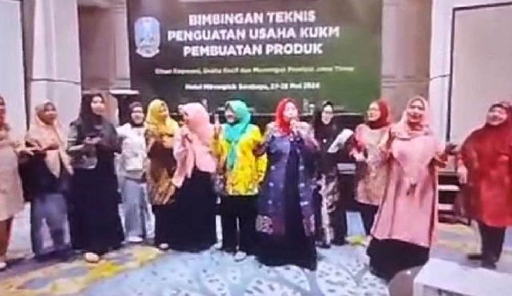 Masih Ingat Dengan Vidio Viral Nyanyian 'Khofifah Wae' Saat Bimtek Dinkop Jatim? Diduga Oknum Dengan Jabatan Ini Yang Mengkoordinir