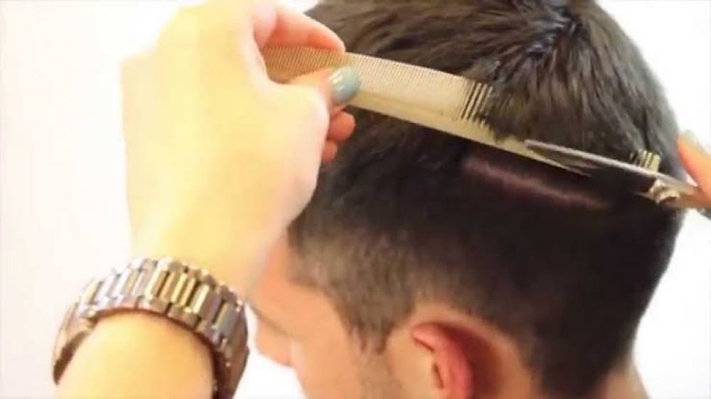 Mencukur Rambut Saat Siang Hari Disaat Puasa, Batalkah Puasanya?