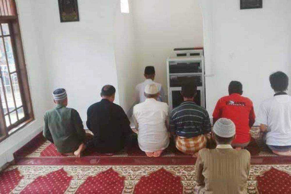Kenapa Imam Sholat Dzuhur Dan Ashar Tak Bersuara Keras Saat Baca Surat Al-Fatiha?
