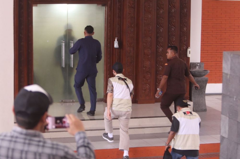 KPK Datangi Kantor DPRD Jatim Lagi, Bawa 4 Koper Hitam Hingga Gelandang Kabag Risalah Sekertariatan Lewat Pintu Belakang