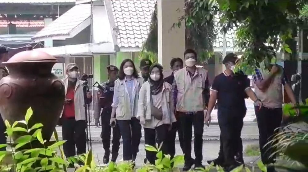 KPK Geledah Rumdin Bupati Sidoarjo, Saat Gus Mudhlor Keluar Dengan Kendaraan Dikawal Polisi