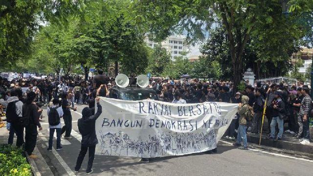 Dianggap Terlalu Gemuk, Ribuan Mahasiswa Dan Aktivis Gelapkan Yogyakarta Minta Prabowo Bubarkan Kabinet Merah Putih