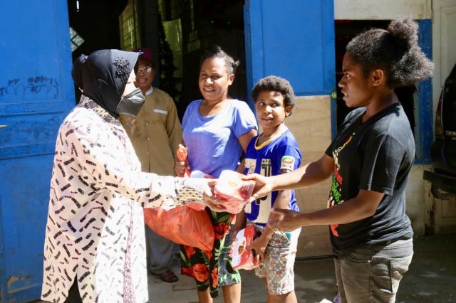 Luar Biasa, Dari Aceh Mensos Terbang ke Papua, Memastikan Warga Terdampak Banjir Bandang Menerima Bantuan