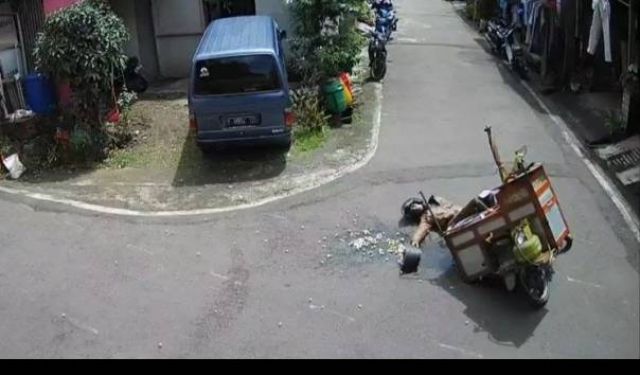 Diduga Pura Pura Jatuh Supaya Dikasihani, Pedagang Bakso Ini Ditinggal Warga Saat Pembicaraan Mengarah Ke Uang