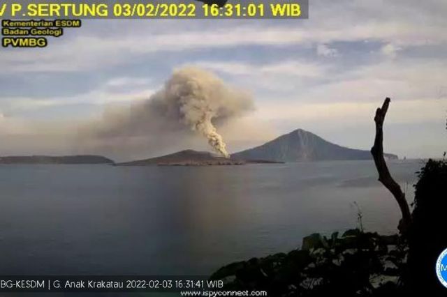 Gunung Anak Krakatau Erupsi, Radius Bahaya 2 Km Dari Kawah Aktif