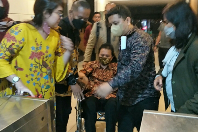Saat Roy Suryo Ditetapkan Tersangka Kasus Meme Stupa Mirip Presiden, Keluar Gedung Gunakan Kursi Roda Tampak Terkulai Lemas