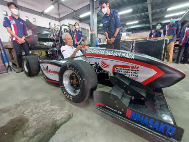 Terkesima Dengan Mobil Formula 1 Buatan UGM, Ganjar Langsung Naik Menjajal