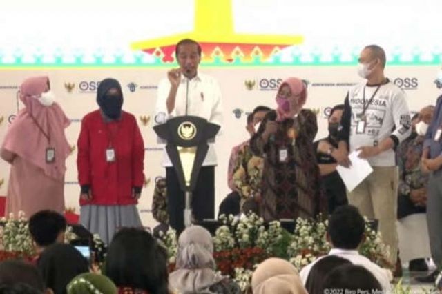 Jokowi Dorong Pemerintah Daerah Keluarkan Izin Berusaha 100.000 Per Hari