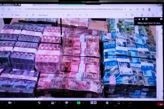 Ditanyai Soal Ditemukannya Uang Rp 1,4 Miliar Dan Pecahan 100Ribu US Dollar  Dirumahnya, Saksi Kasus Dana Hibah Jatim Tampak Gugup