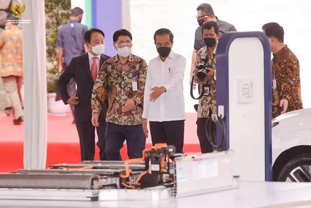 Jokowi Letakkan Batu Pertama Pembangunan Pabrik Industri Baterai Kendaraan Listrik Di Karawang