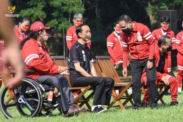 Terima Kontingen Indonesia Paralimpiade Tokyo 2020 Di Istana Kepresidenan Bogor, Jokowi Juga Serahkan Bonus