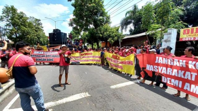 Ratusan Sopir Dump Truck Geruduk Mapolresta Banyuwangi, Tuntut Kanit Pidsus Dipecat