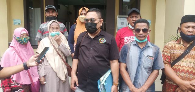 Merasa Juga Terzolimi, 9 Pemilik Warung Bibis Bunder Tambak Kemerakan Yang Warungnya Digusur Muspika Krian Ikut Mengadu Ke Polda Jatim