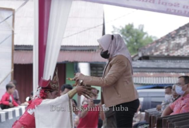 Bupati Tulang Bawang Hj Winarti, Buka Festival Megou Pak Dan Seni Budaya Nusantara Di Taman Tugu Ikan Jelabat