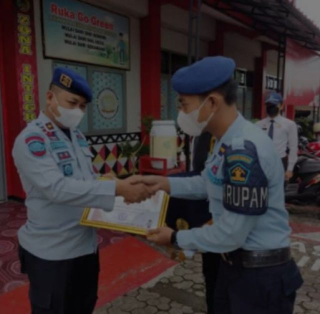 Serahkan Penghargaan Regu Pengamanan Terbaik Periode Agustus 2022, Karutan Kelas II Kota Agung Beri Pesan Khusus Kepada Jajaran