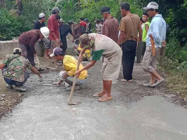 Kesal Jalan Penghubung 2 Desa Rusak Berat, Warga Desa Banteng Jaya Tanggamus Lakukan Hal Ini...
