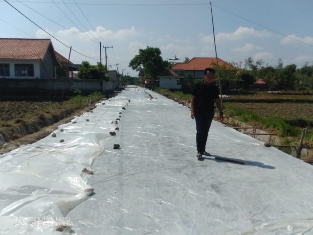 Pembangunan Betonisasi Jalan Di Desa Banjar Talelah Camplong Sampang Dianggap Mampu Meningkatkan Perekonomian Masyarakat