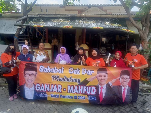 Jum'at Berkah, Relawan Sahabat Cak Dar Bagikan Ratusan Nasi Kotak Kepada Masyarakat Yang Kurang Beruntung