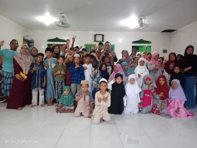Giat Sosial Rutinan Jum'at Berkah MRD Grup Diiringi Hadrah Dari Santri TPQ Jami'ul Huda Pandegiling Surabaya